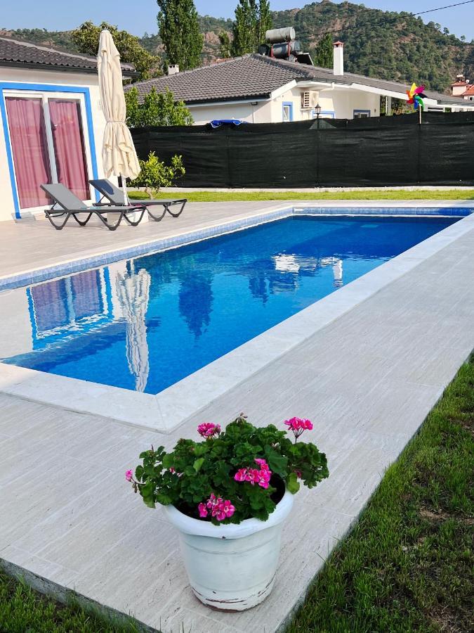 Cempark Ortaca'da Havuzlu Muestakil Korunakli *